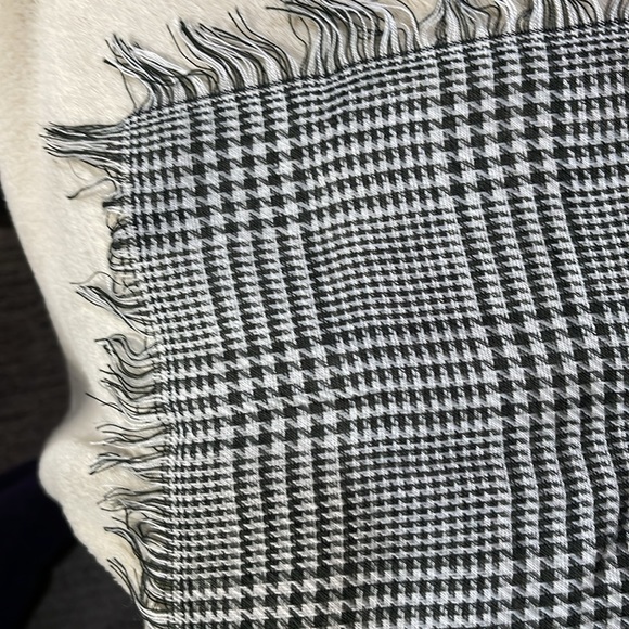 VERA NEUMANN DESIGNER SCARF (Black & White) Houndstooth Design.  MADE IN JAPAN - Picture 4 of 5